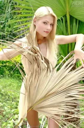 Images 1 - Голая блондинка с красивой попкой 