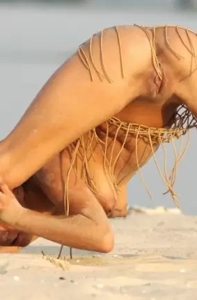 Images 14 - Сексуальная гимнастка на пустынном пляже 