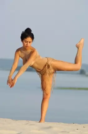 Images 2 - Сексуальная гимнастка на пустынном пляже 