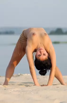 Images 16 - Сексуальная гимнастка на пустынном пляже 