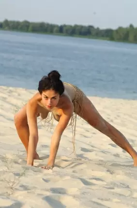 Images 1 - Сексуальная гимнастка на пустынном пляже 