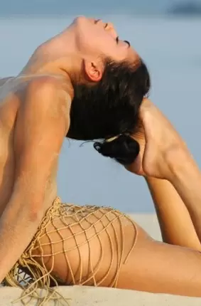 Images 19 - Сексуальная гимнастка на пустынном пляже 