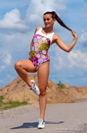 Images 3 - Гибкая шлюшка вышла на природу. Эро фото спортивной девушки на дороге 