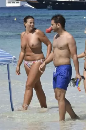 Images 102 - Папарацци сняли грудастую красотку топлесс на пляже 