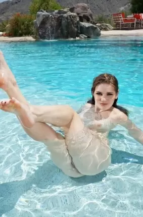 Images 9 - Голая сучка в бассейне 