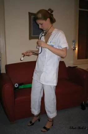 Images 41 - Голая медсестра играет со своей пиздой 