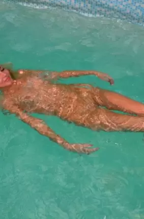 Images 18 - Шикарная сучка плавает в бассейне 
