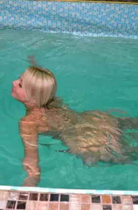 Images 8 - Шикарная сучка плавает в бассейне 