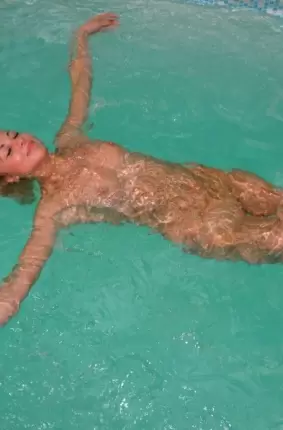Images 17 - Шикарная сучка плавает в бассейне 