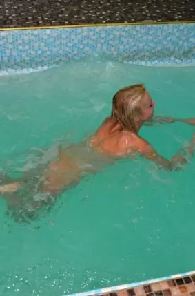 Images 13 - Шикарная сучка плавает в бассейне 