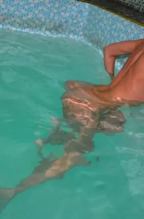 Images 14 - Шикарная сучка плавает в бассейне 