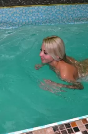 Images 7 - Шикарная сучка плавает в бассейне 