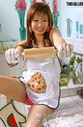Images 2 - Сексуальальная азиатка становится раком на кухен 