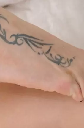 Images 13 - Сочная жопа и тело с стройными ногами с татуировками у бабенки 