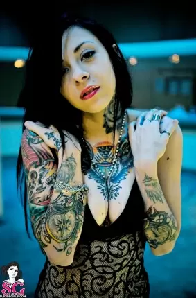 Images 5 - Возле бассейна красивая в чулках девушка с татуированным телом 