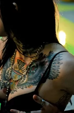 Images 32 - Возле бассейна красивая в чулках девушка с татуированным телом 