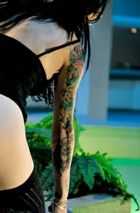 Images 41 - Возле бассейна красивая в чулках девушка с татуированным телом 