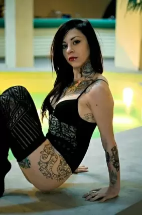 Images 33 - Возле бассейна красивая в чулках девушка с татуированным телом 