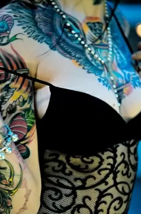 Images 11 - Возле бассейна красивая в чулках девушка с татуированным телом 