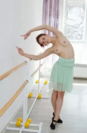 Images 3 - Голая балерина танцует без трусов 