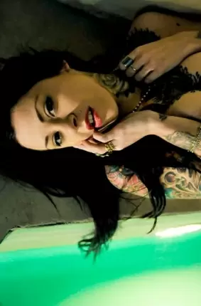 Images 23 - Возле бассейна красивая в чулках девушка с татуированным телом 