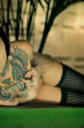 Images 16 - Возле бассейна красивая в чулках девушка с татуированным телом 