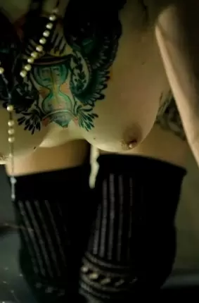 Images 25 - Возле бассейна красивая в чулках девушка с татуированным телом 
