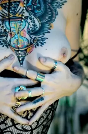 Images 2 - Возле бассейна красивая в чулках девушка с татуированным телом 