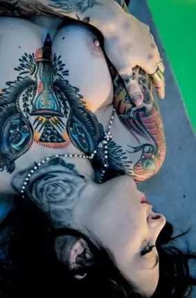 Images 24 - Возле бассейна красивая в чулках девушка с татуированным телом 