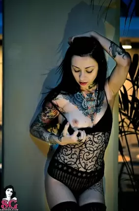 Images 6 - Возле бассейна красивая в чулках девушка с татуированным телом 