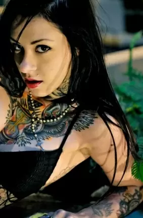 Images 4 - Возле бассейна красивая в чулках девушка с татуированным телом 