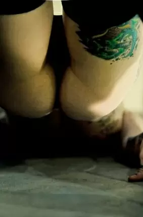 Images 42 - Возле бассейна красивая в чулках девушка с татуированным телом 