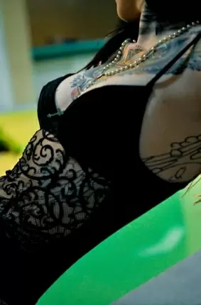 Images 27 - Возле бассейна красивая в чулках девушка с татуированным телом 