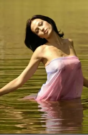 Images 7 - Стройная брюнетка купается в речке 