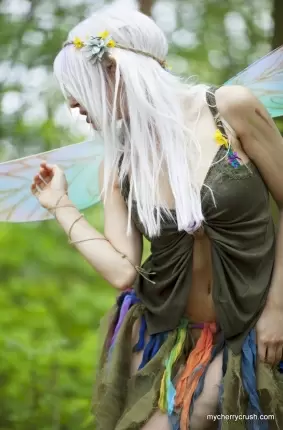 Images 3 - Прелестная эльфийка шляется по лесу с голой жопой 