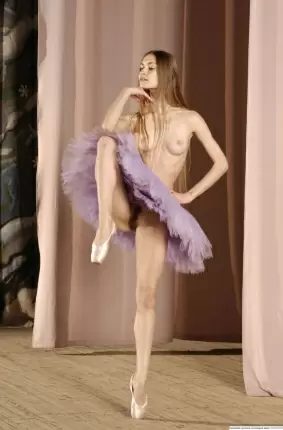 Images 4 - Голая балерина танцует свой любимый номер 