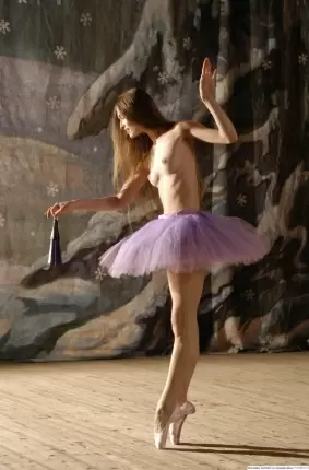 Images 1 - Голая балерина танцует свой любимый номер 