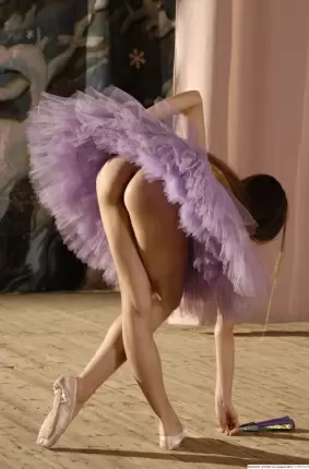 Images 2 - Голая балерина танцует свой любимый номер 