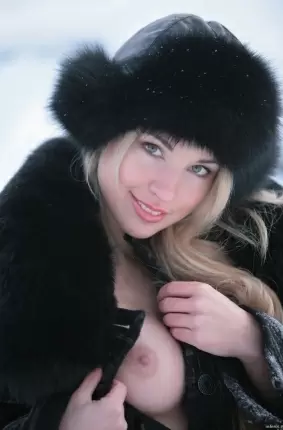Images 10 - Голая блондинка по имени Зима 