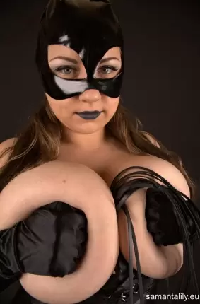 Images 4 - Красивая голая пышная женщина в кожаной маске и латексном костюме 