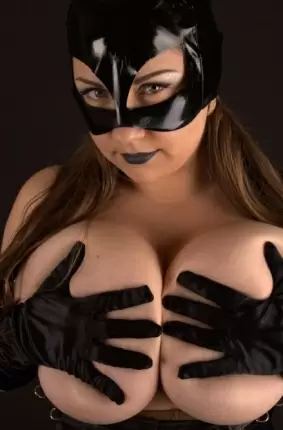Images 2 - Красивая голая пышная женщина в кожаной маске и латексном костюме 