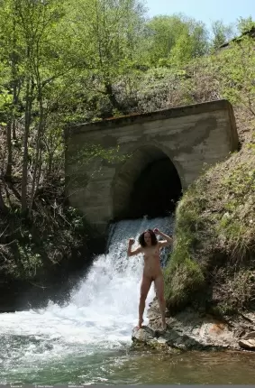 Images 3 - Кудрявая шлюшка на фоне водопада показала роскошную грудь 
