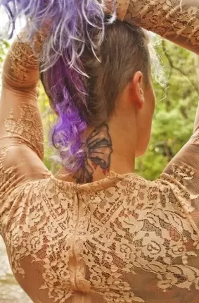 Images 5 - Голая женщина в лесу позирует и хвастается крутыми татуировками 