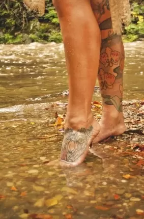 Images 8 - Голая женщина в лесу позирует и хвастается крутыми татуировками 