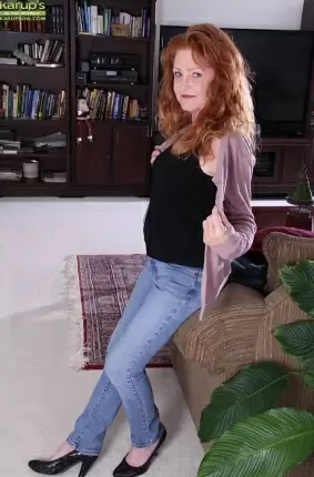 Images 2 - Рыжая старушка Veronica Smith снимает джинсы и показывает пизду 