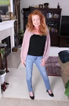 Images 1 - Рыжая старушка Veronica Smith снимает джинсы и показывает пизду 