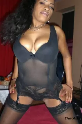 Images 36 - Черная женщина позирует в интимном белье 