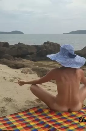 Images 4 - Жена с маленькой грудью загорает на пляже 