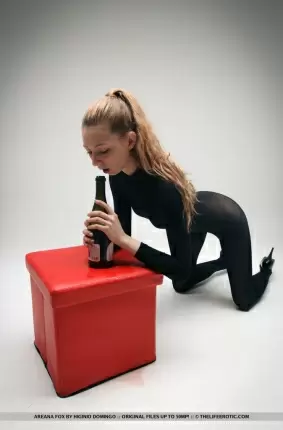 Images 7 - Девушка садиться на бутылку 