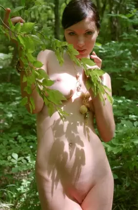 Images 37 - Бесстыжая дамочка показала в лесу голое тело 